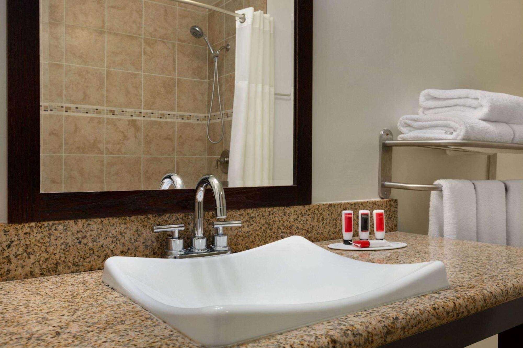 Ramada By Wyndham Oakland Downtown City Center Exteriör bild